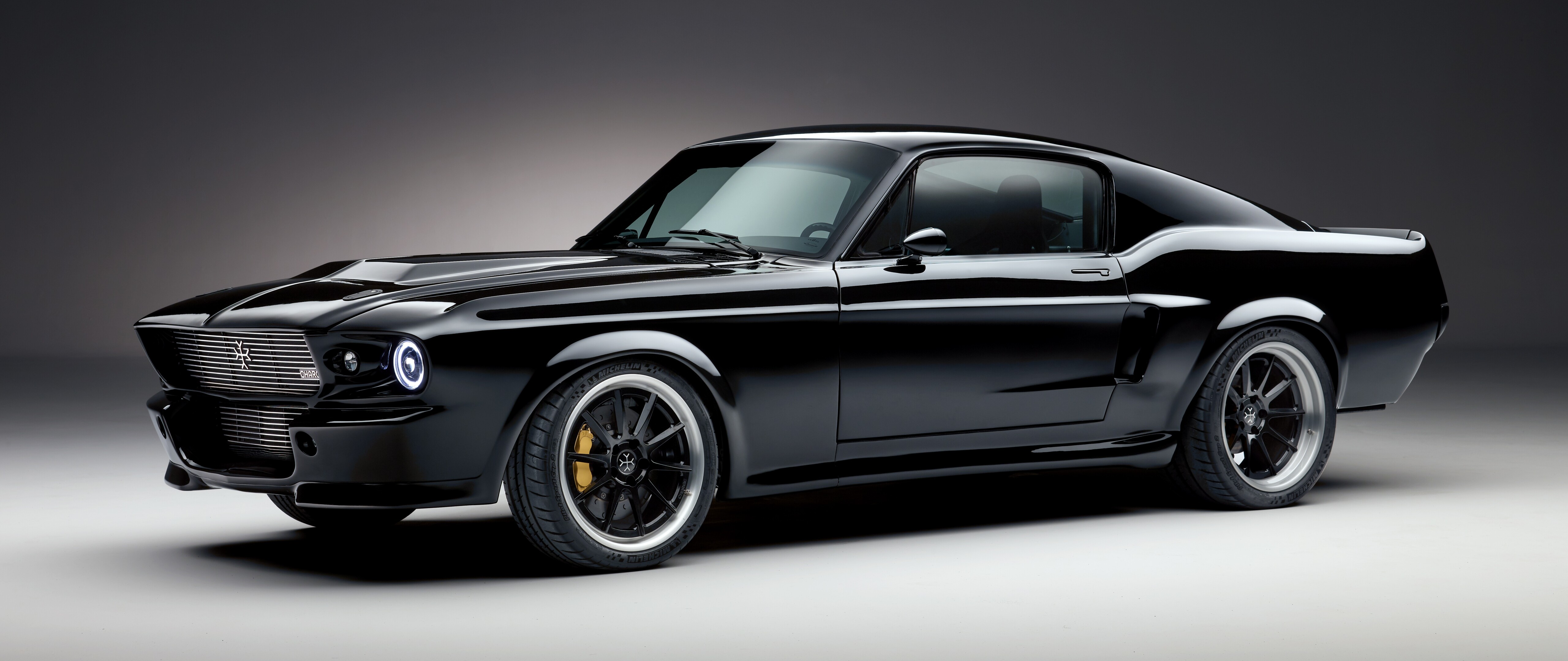 Современный чёрный электрический Ford Mustang – мощный спортивный автомобиль с элегантным и агрессивным дизайном.