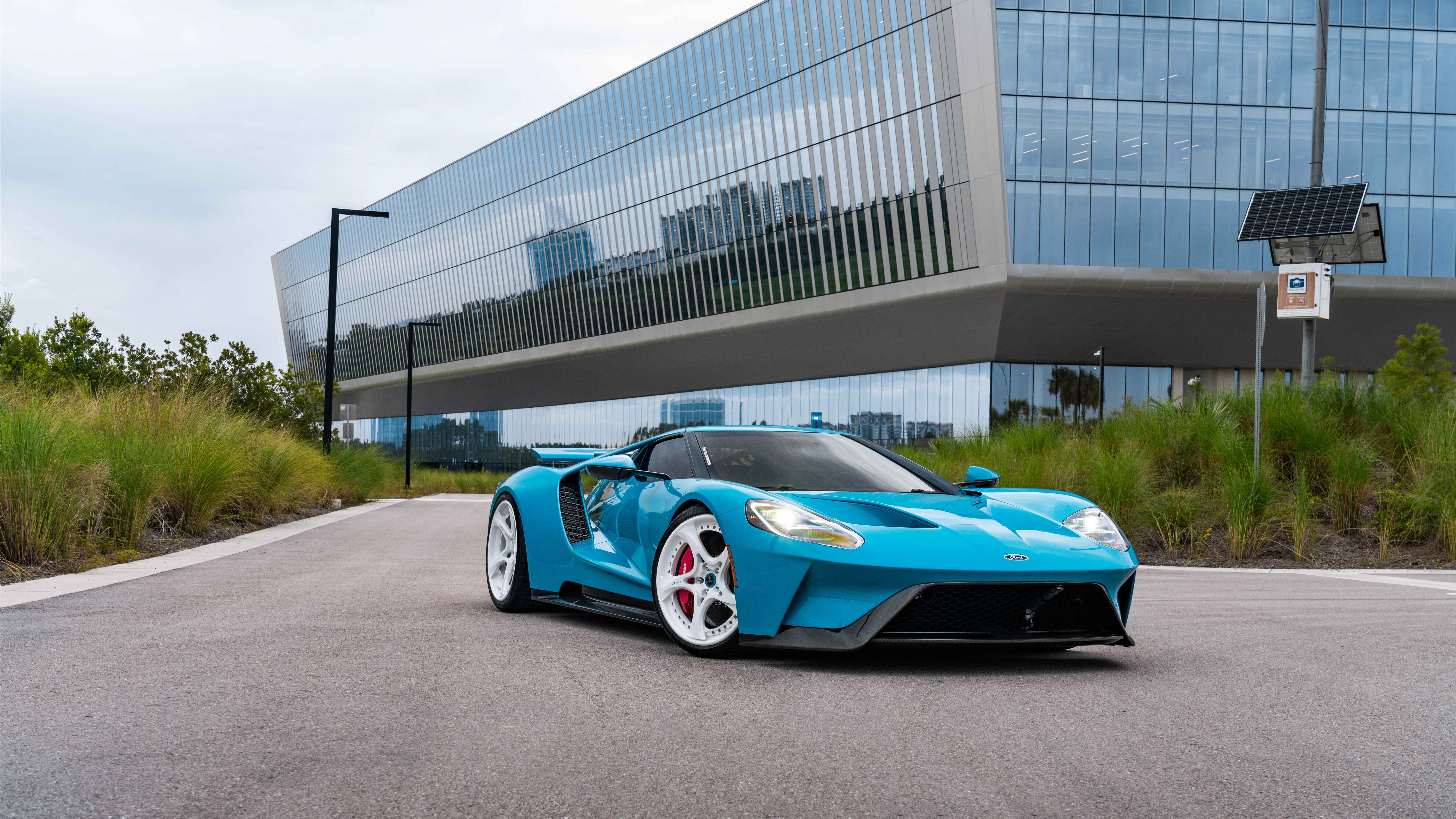 Высокопроизводительный суперкар Ford GT, отличающийся своим узнаваемым аэродинамичным кузовом и изящными линиями.