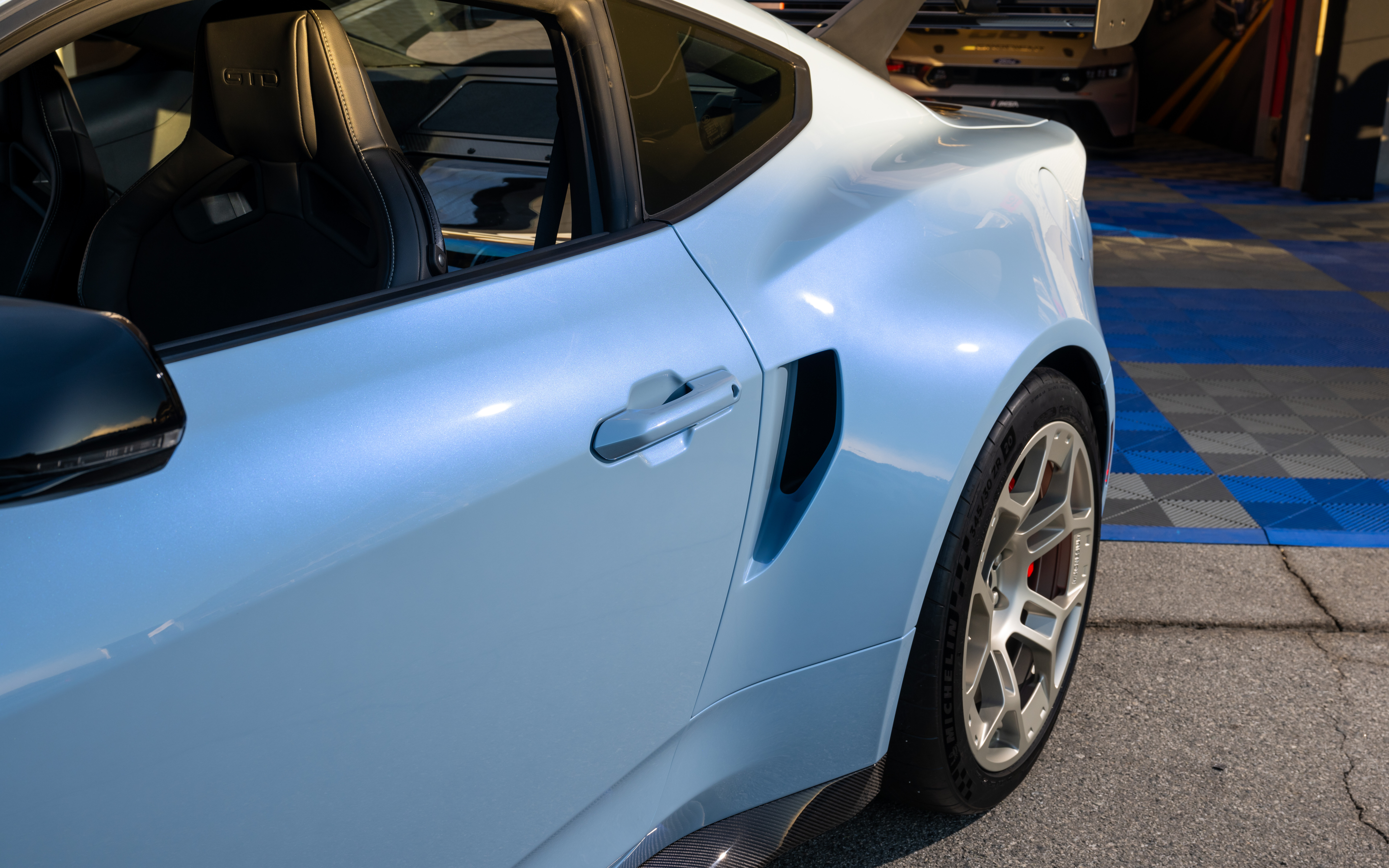 Подробный вид Ford Mustang GTD, демонстрирующий его агрессивный аэродинамический дизайн и широкий кузов.