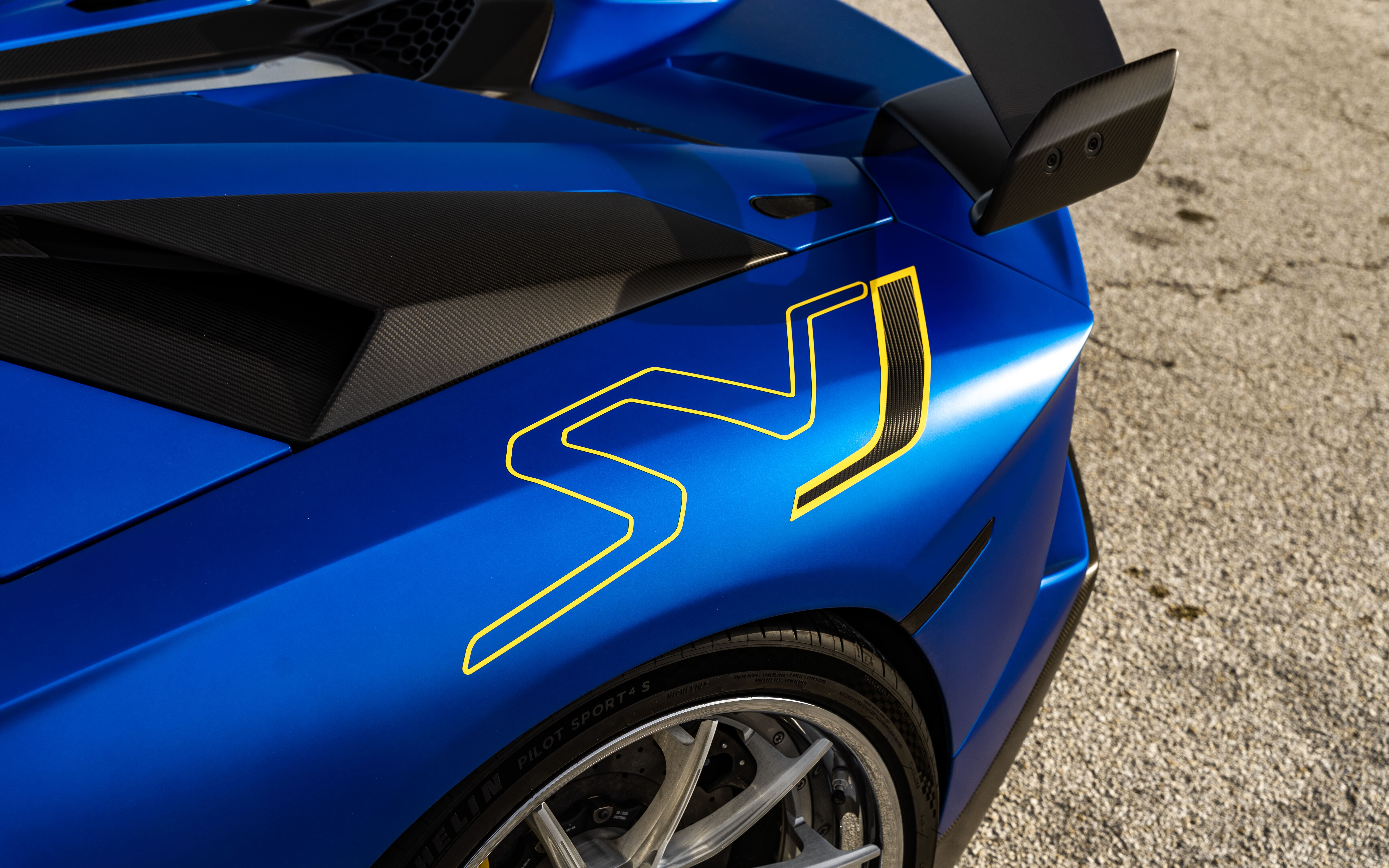 Элегантный и мощный Lamborghini Aventador SVJ с характерным аэродинамичным кузовом и агрессивным дизайном передней части.