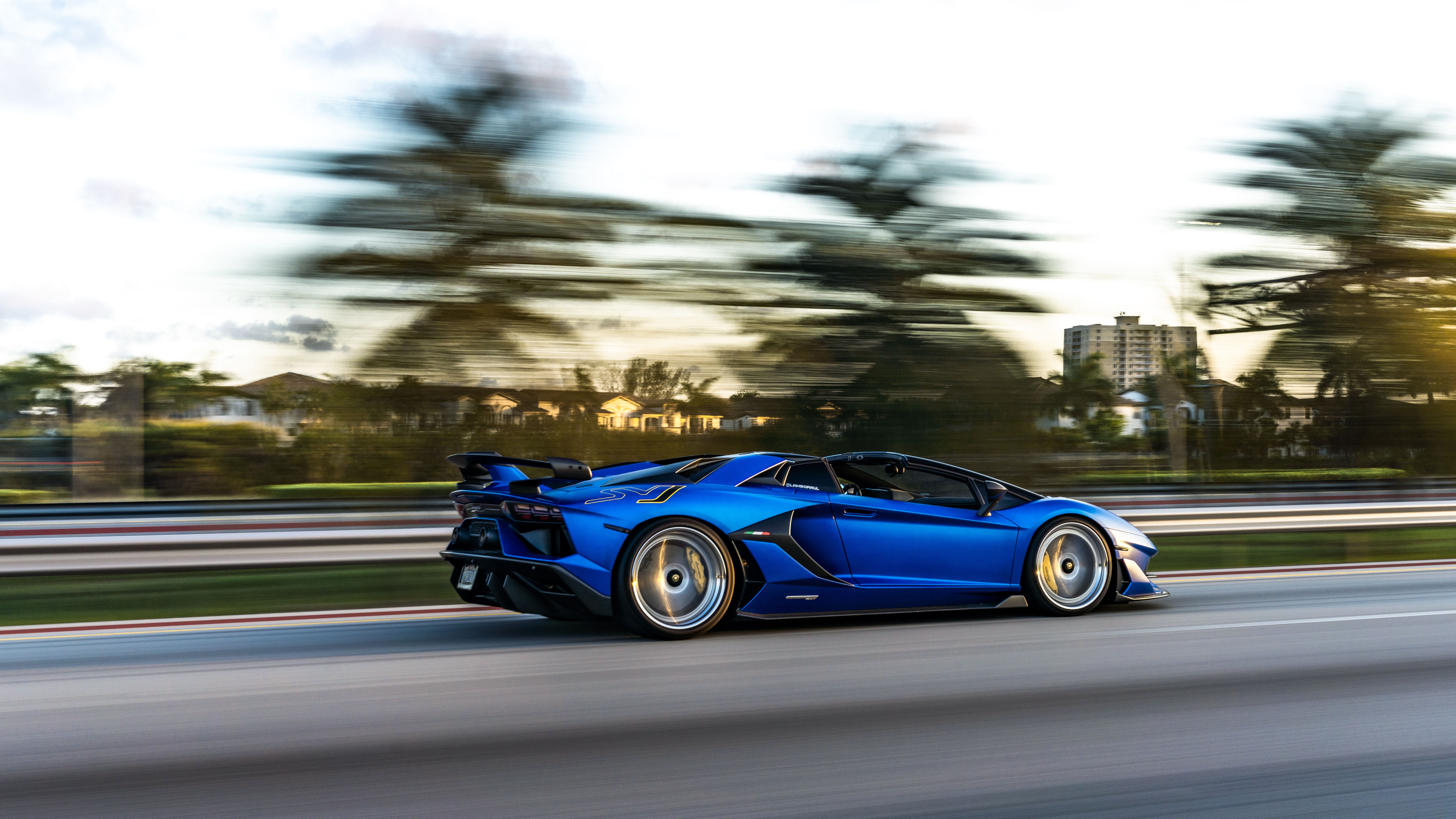 Крупный план автомобиля Lamborghini Aventador SVJ, демонстрирующий его агрессивный аэродинамический облик и роскошный дизайн.