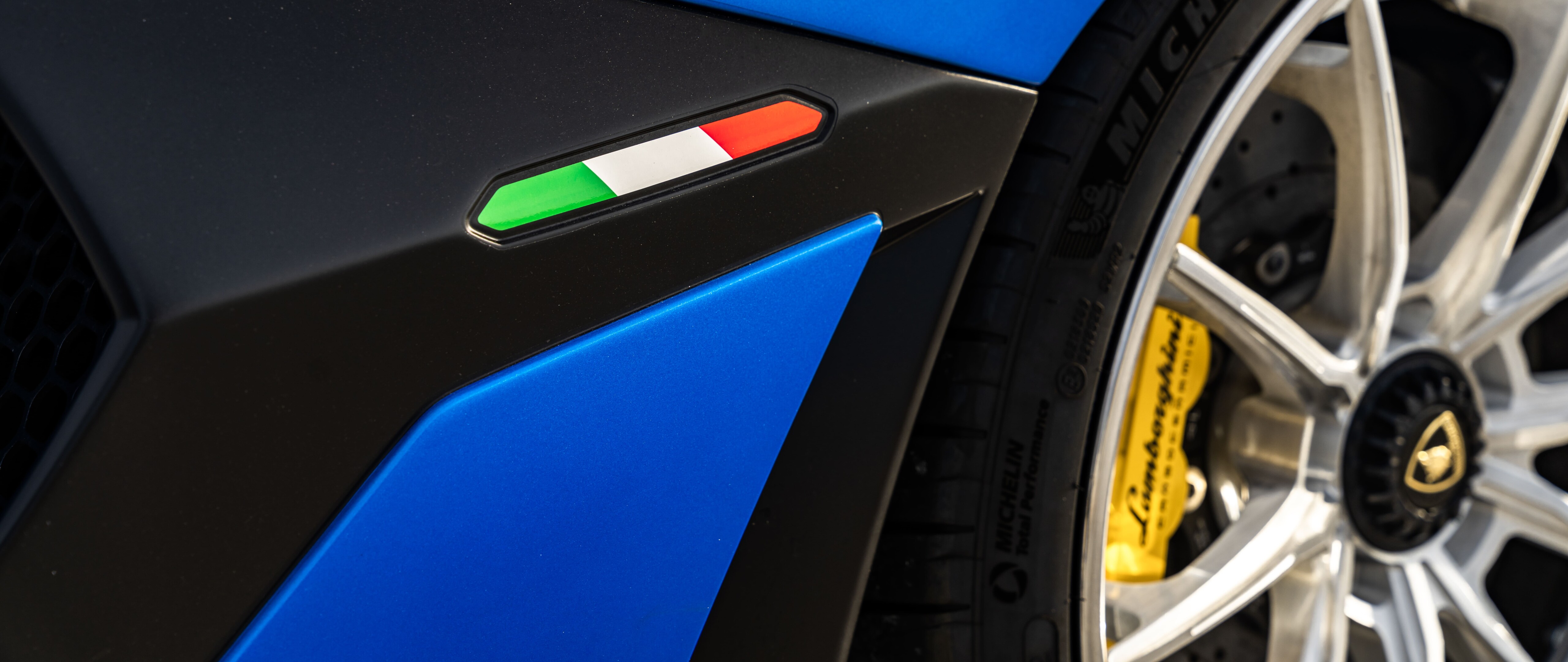 Высокопроизводительный суперкар Lamborghini Aventador SVJ демонстрирует свой аэродинамичный кузов.