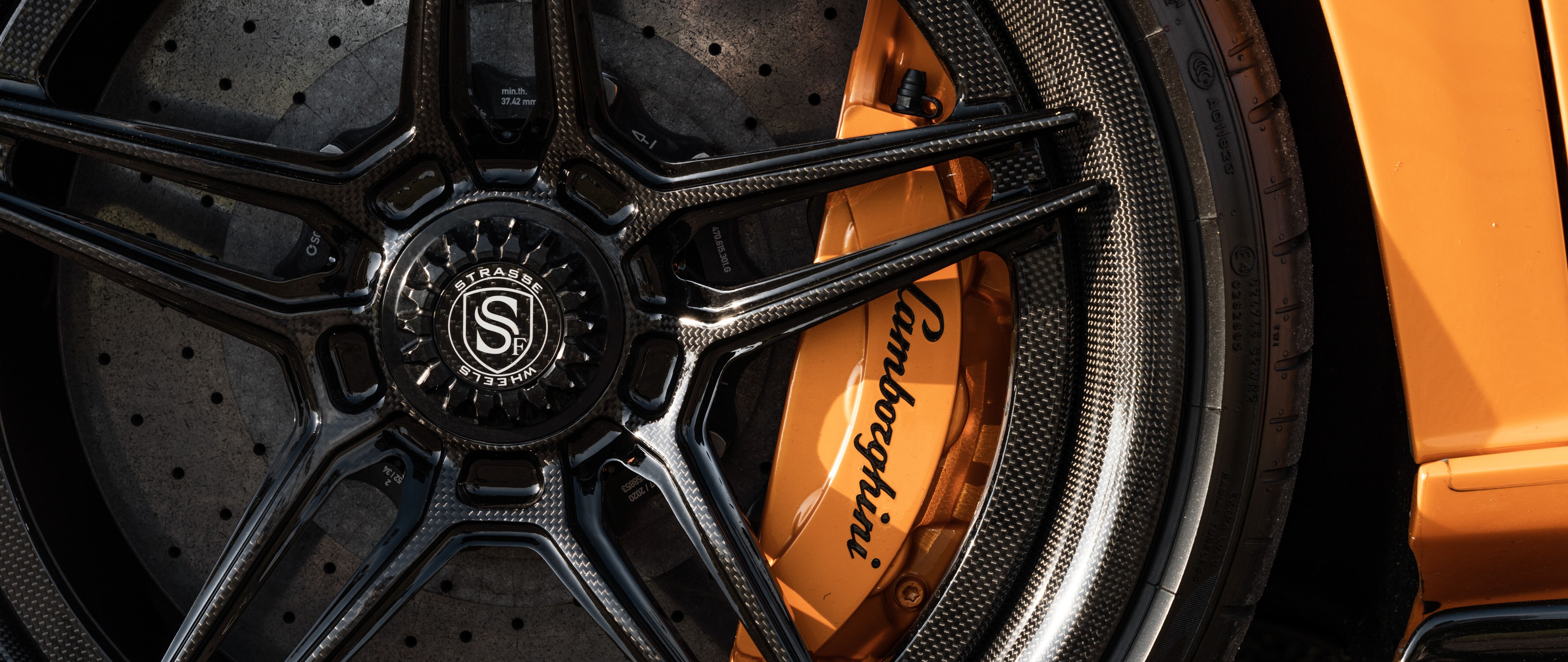 Высокопроизводительный суперкар Lamborghini Aventador SVJ в динамичной обстановке.