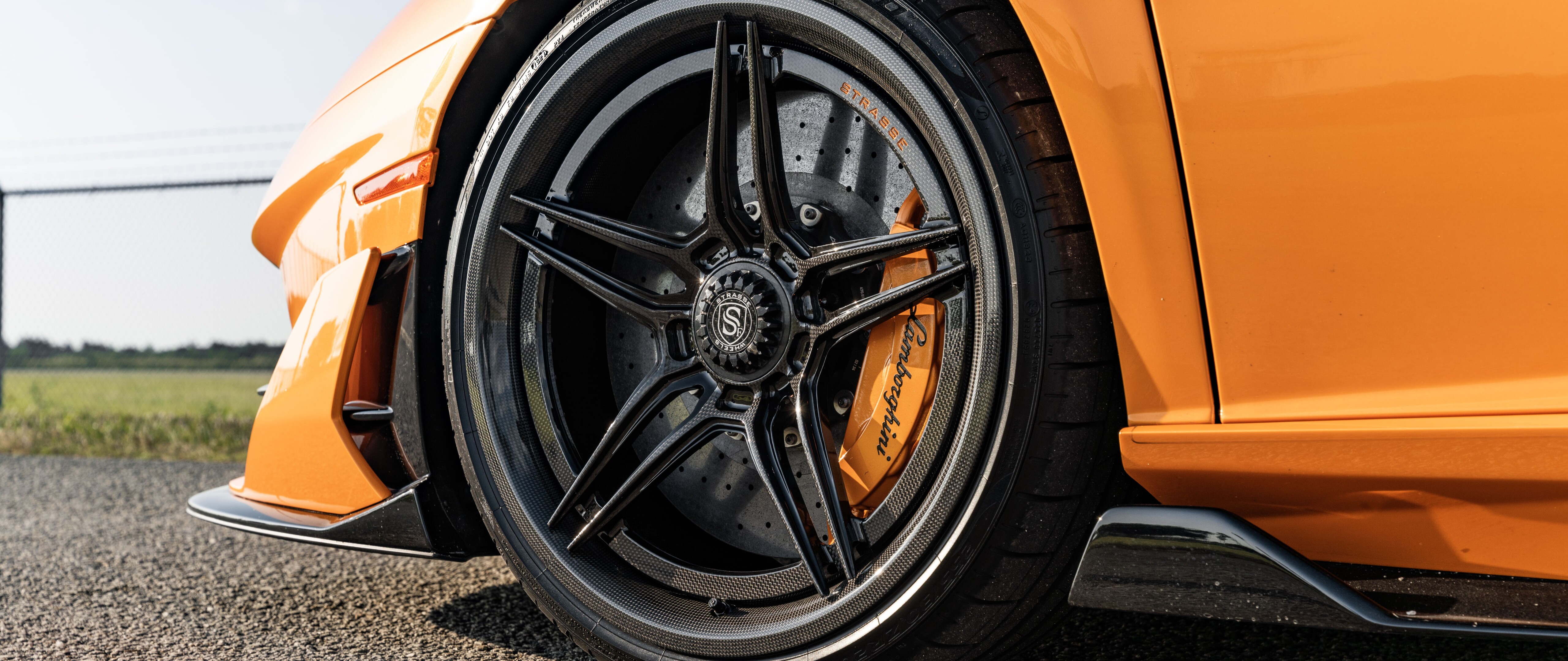 Высокопроизводительный суперкар Lamborghini Aventador SVJ, отличающийся своим культовым аэродинамичным кузовом и агрессивным дизайном.