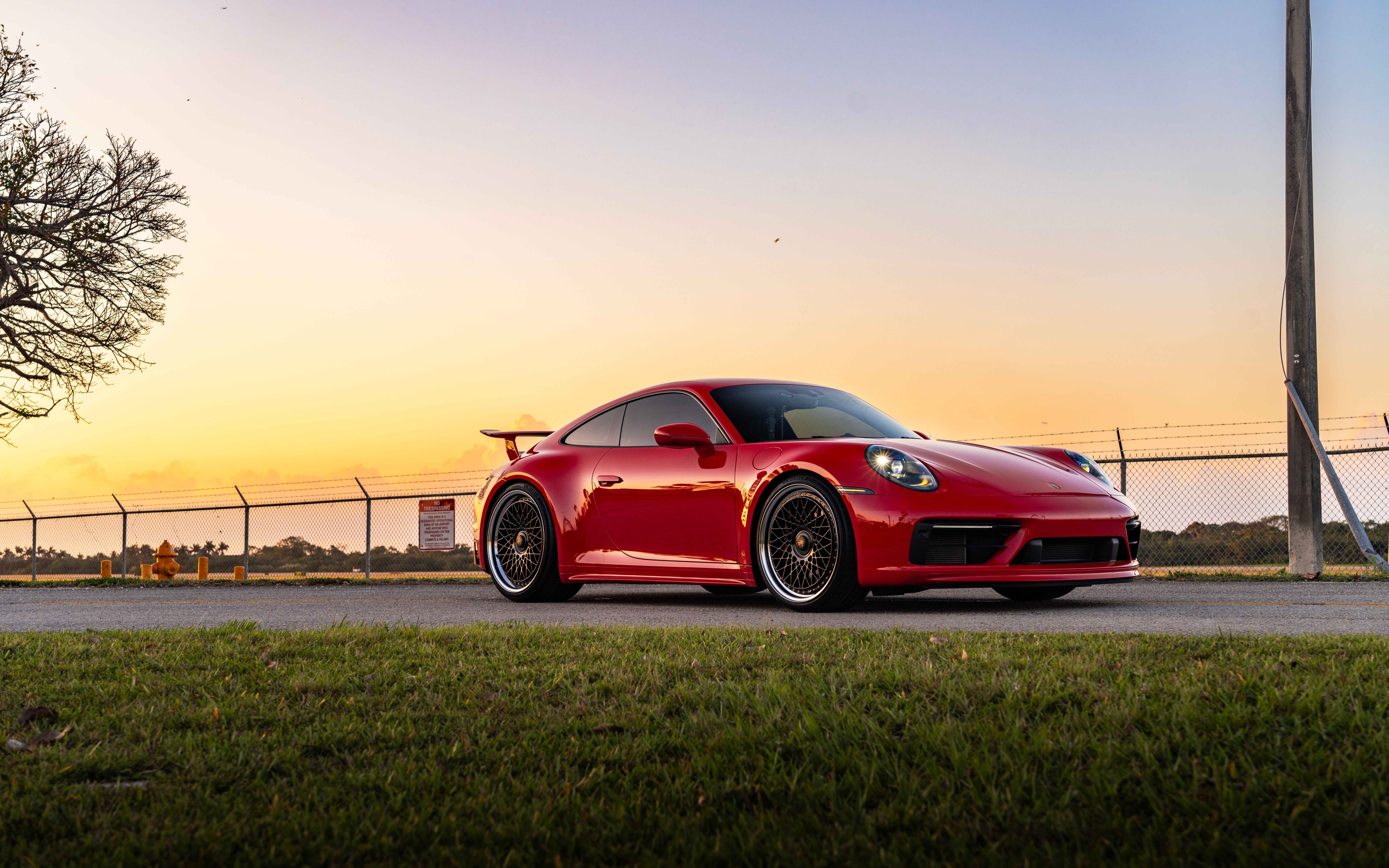 Элегантный и мощный спортивный автомобиль Porsche 992 GTS, демонстрирующий свой современный аэродинамический дизайн.