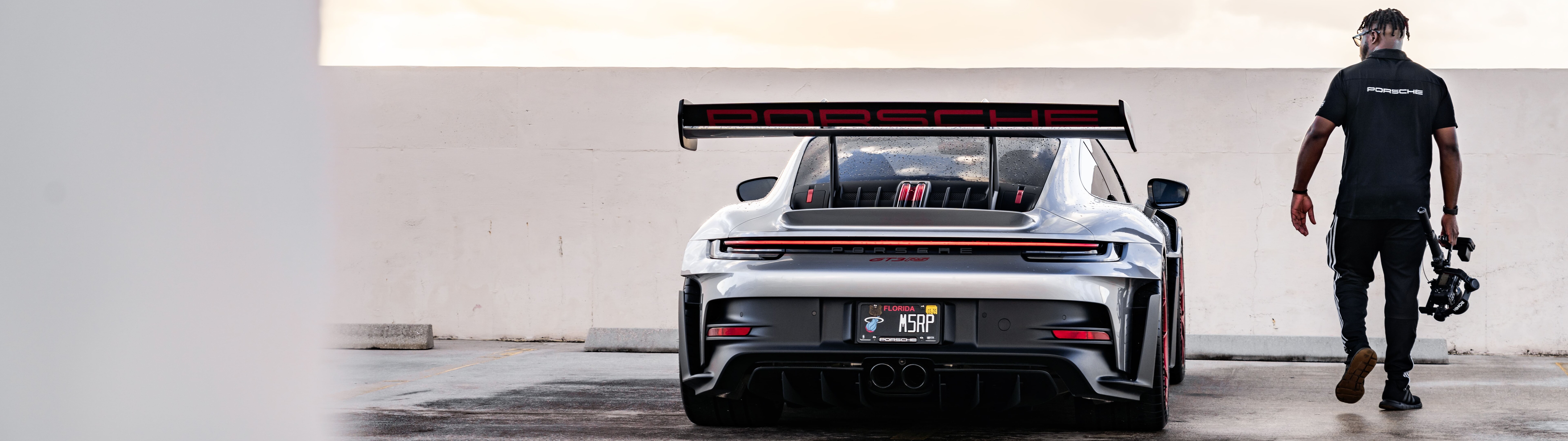 Подробный вид элегантного, высокопроизводительного спортивного автомобиля Porsche GT3 RS.