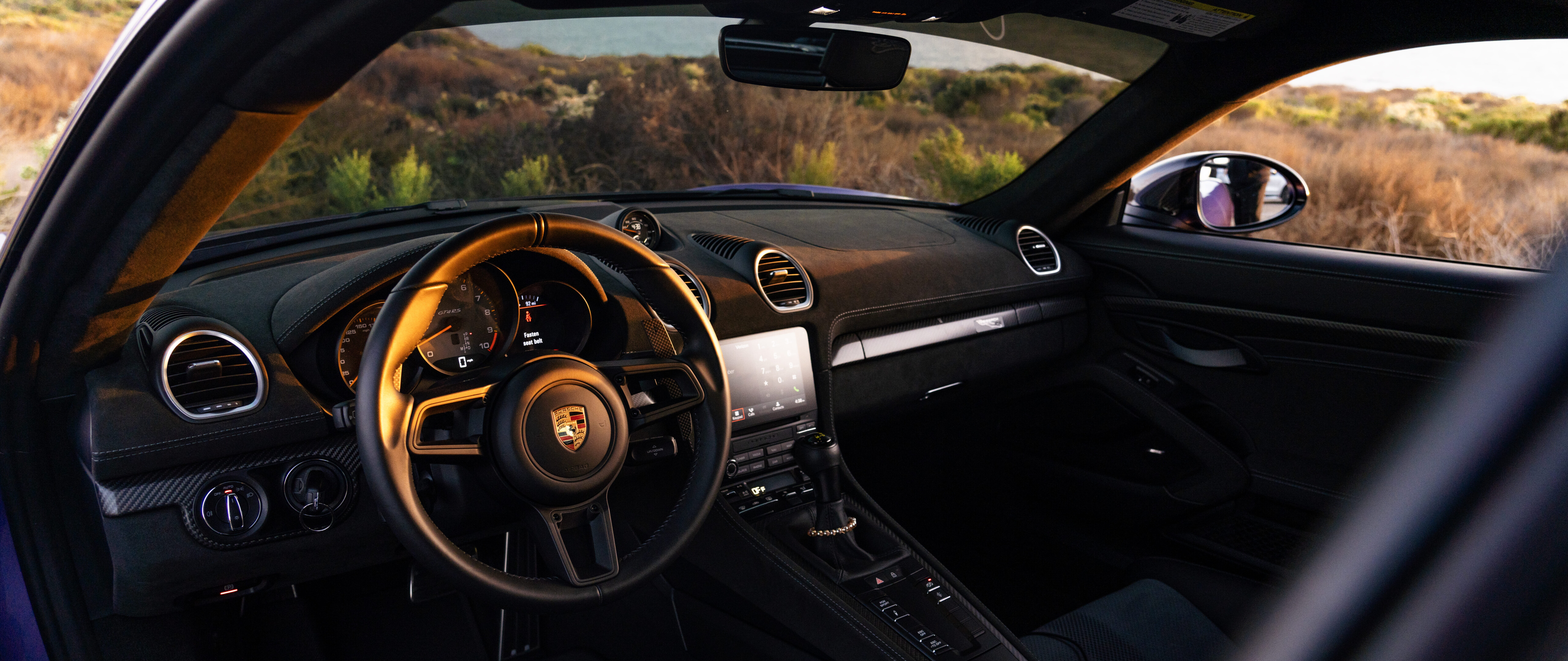 Элегантный и мощный спортивный автомобиль Porsche GT3 RS, демонстрирующий свой аэродинамичный дизайн.