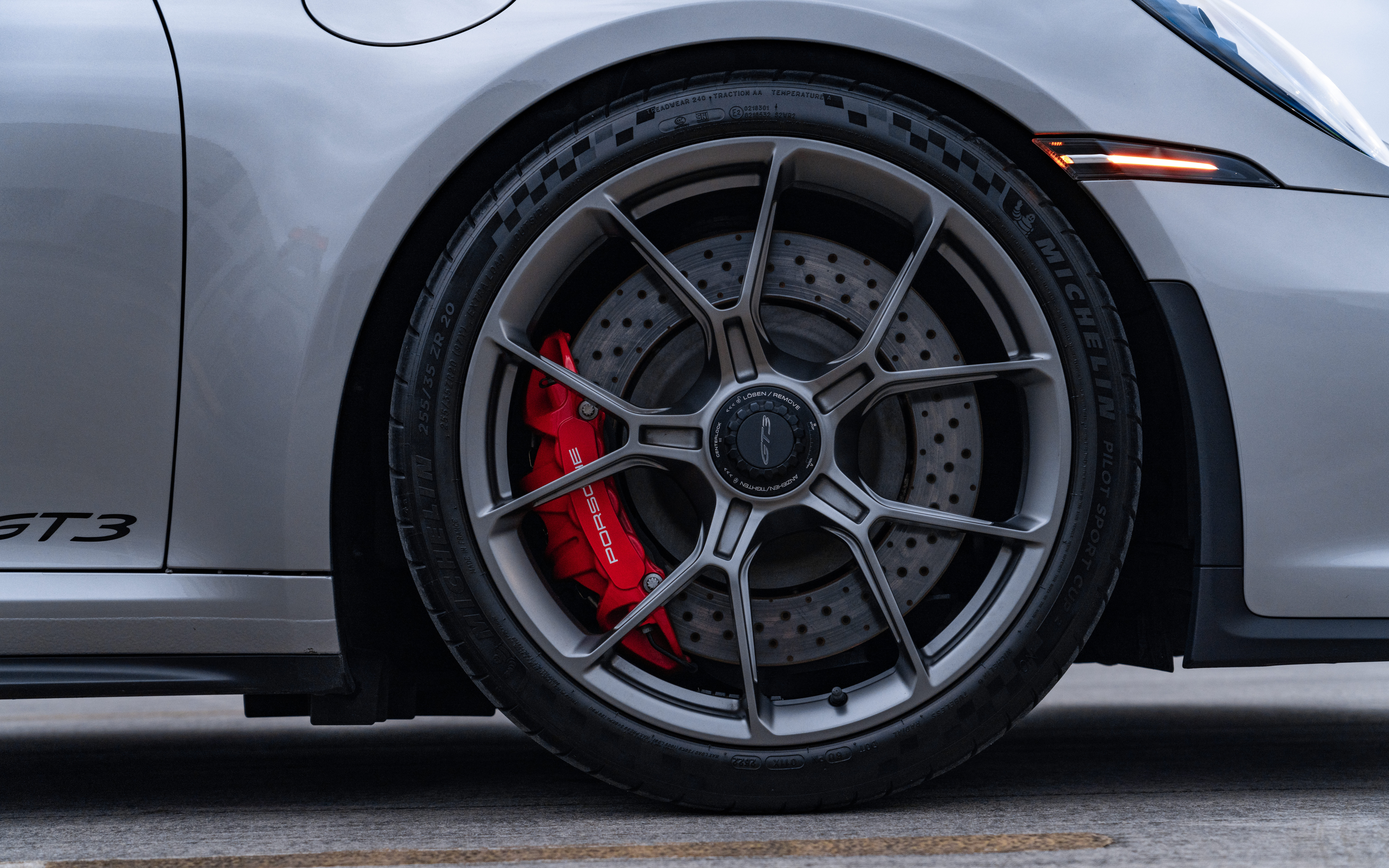 Высокопроизводительный спортивный автомобиль Porsche GT3 RS с аэродинамичным кузовом и характерным задним спойлером.