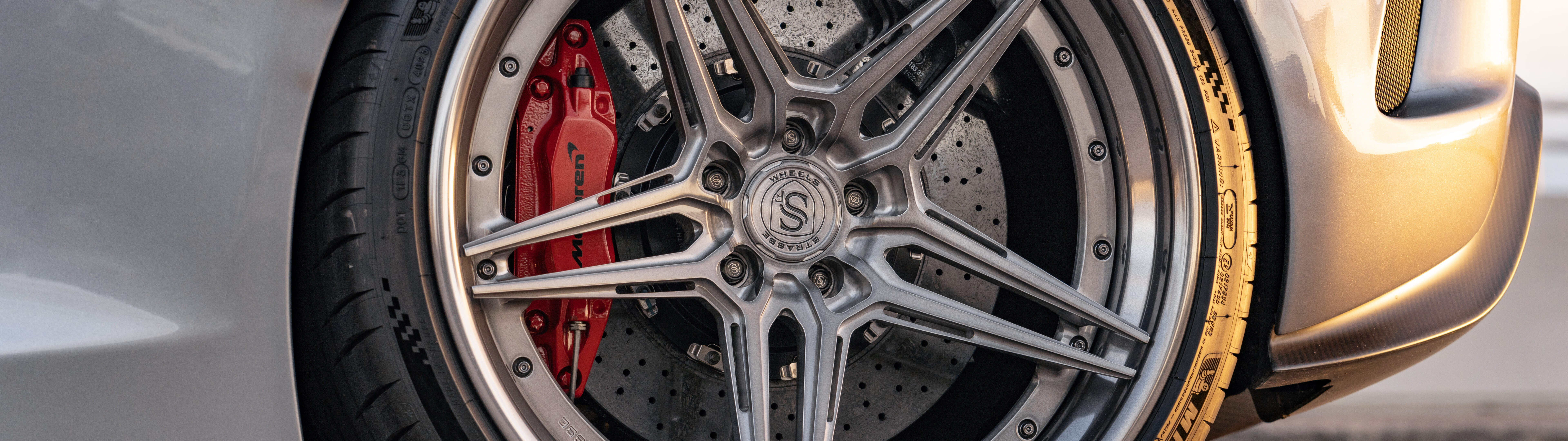 Высокопроизводительный суперкар McLaren с обтекаемыми аэродинамическими линиями и современным дизайном.