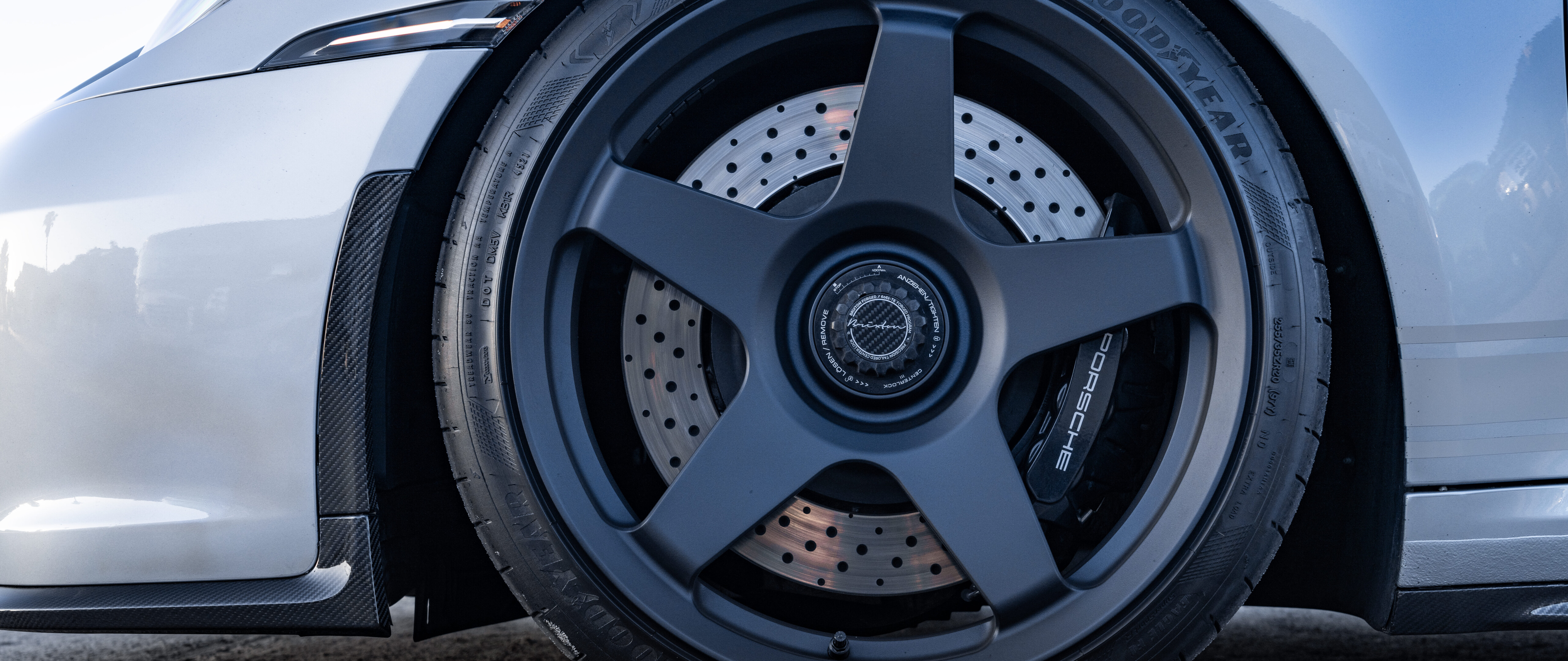 Крупный план высокопроизводительного спортивного автомобиля Porsche GT3 RS.