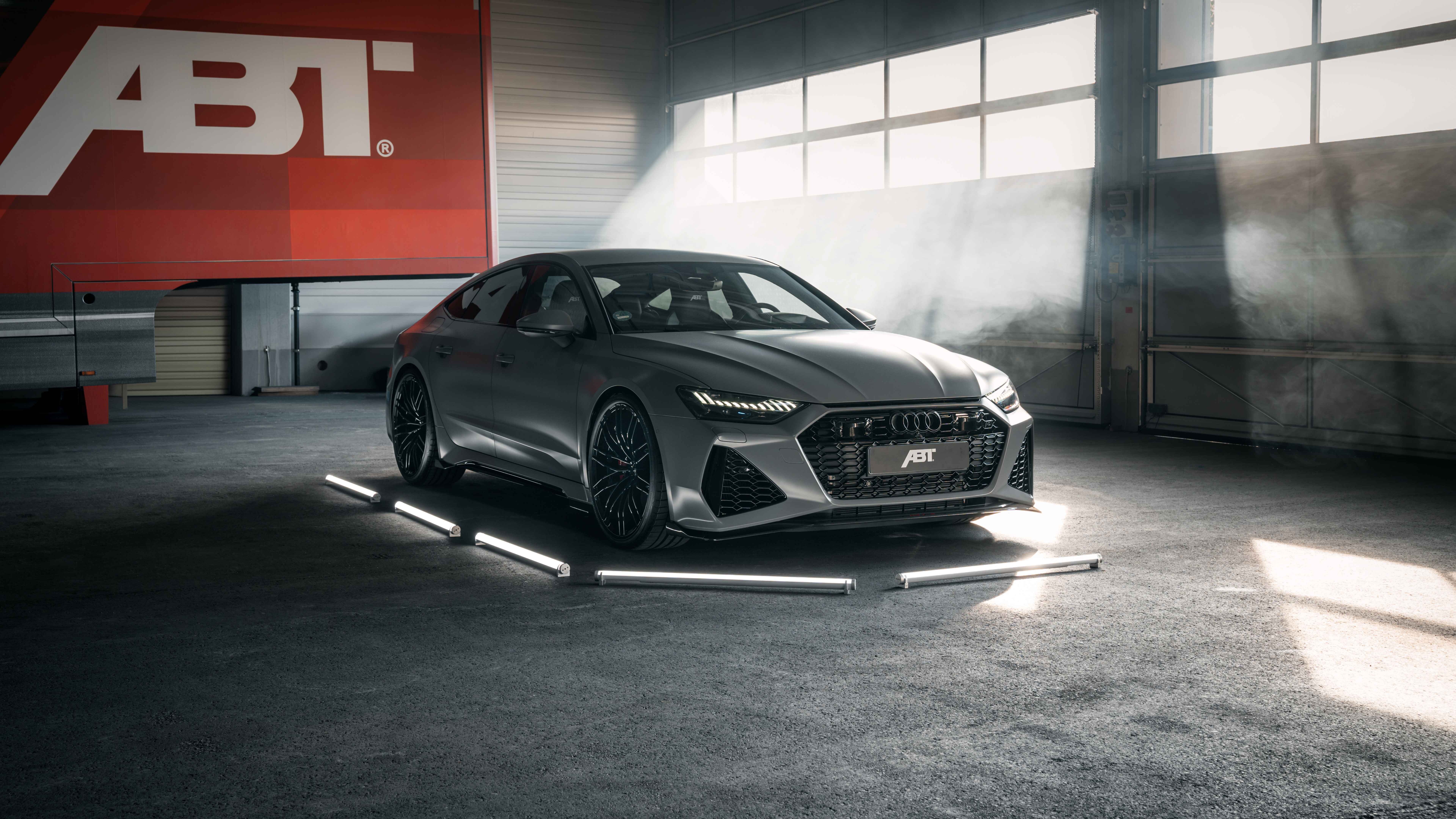 Высокопроизводительный роскошный спортивный автомобиль Audi RS7 с элегантным аэродинамичным дизайном и металлизированной краской.