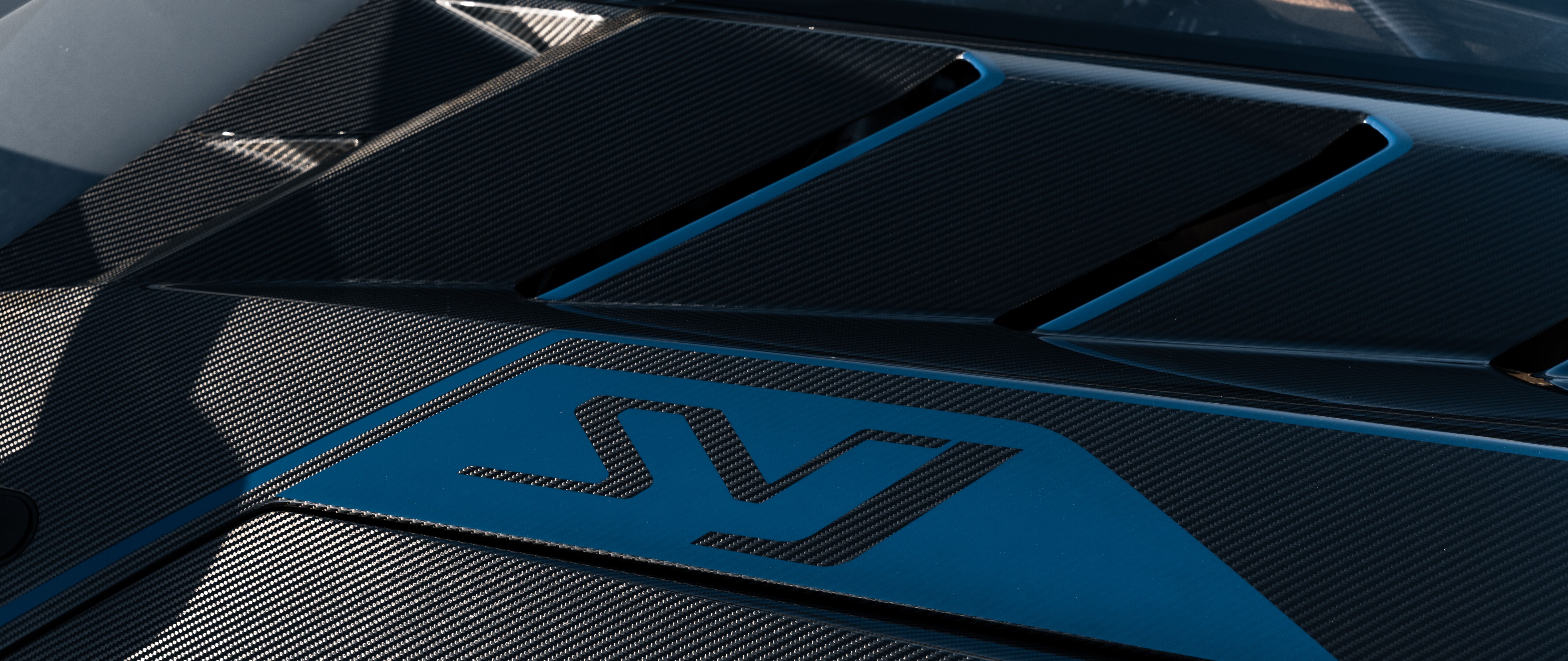 Высокопроизводительный суперкар Lamborghini с обтекаемым, аэродинамичным кузовом и изысканной полированной отделкой.