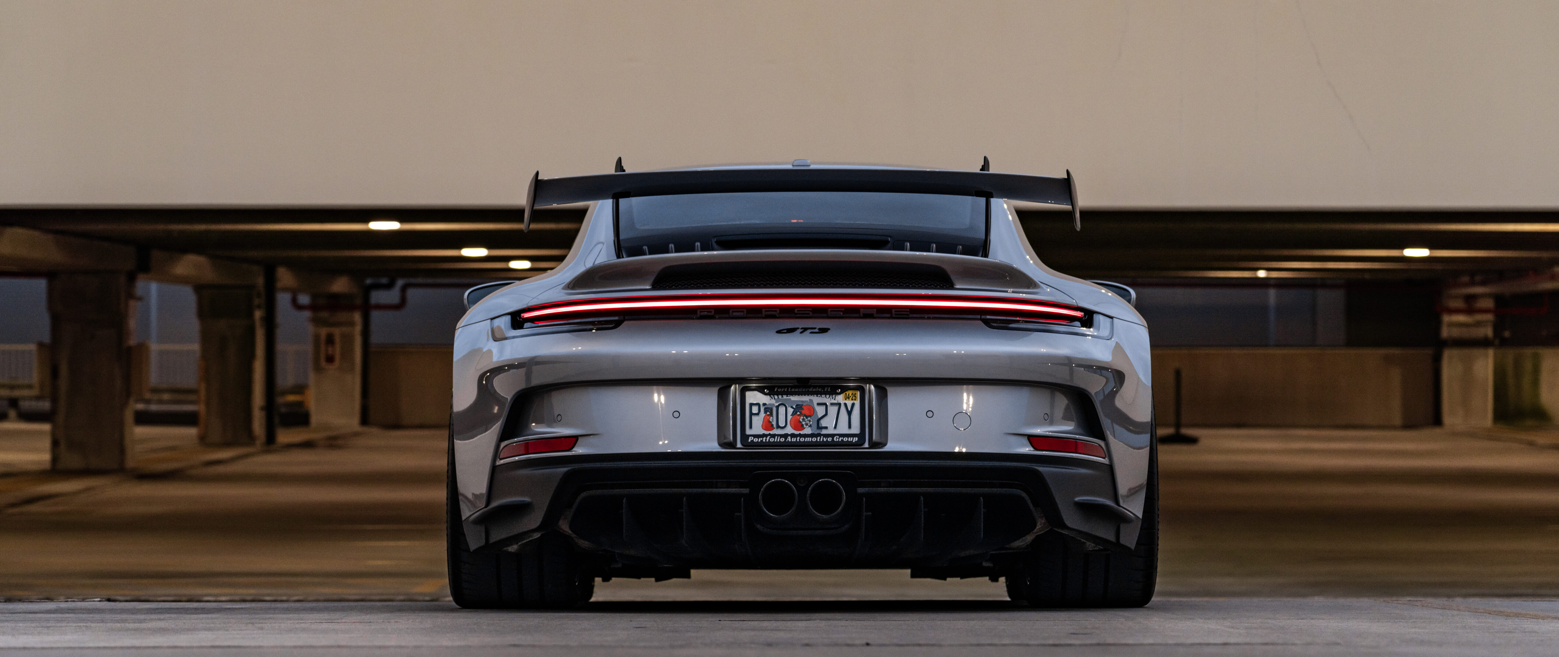 Детальная фотография в крупном плане высокопроизводительного спортивного автомобиля Porsche 911 GT3 RS.