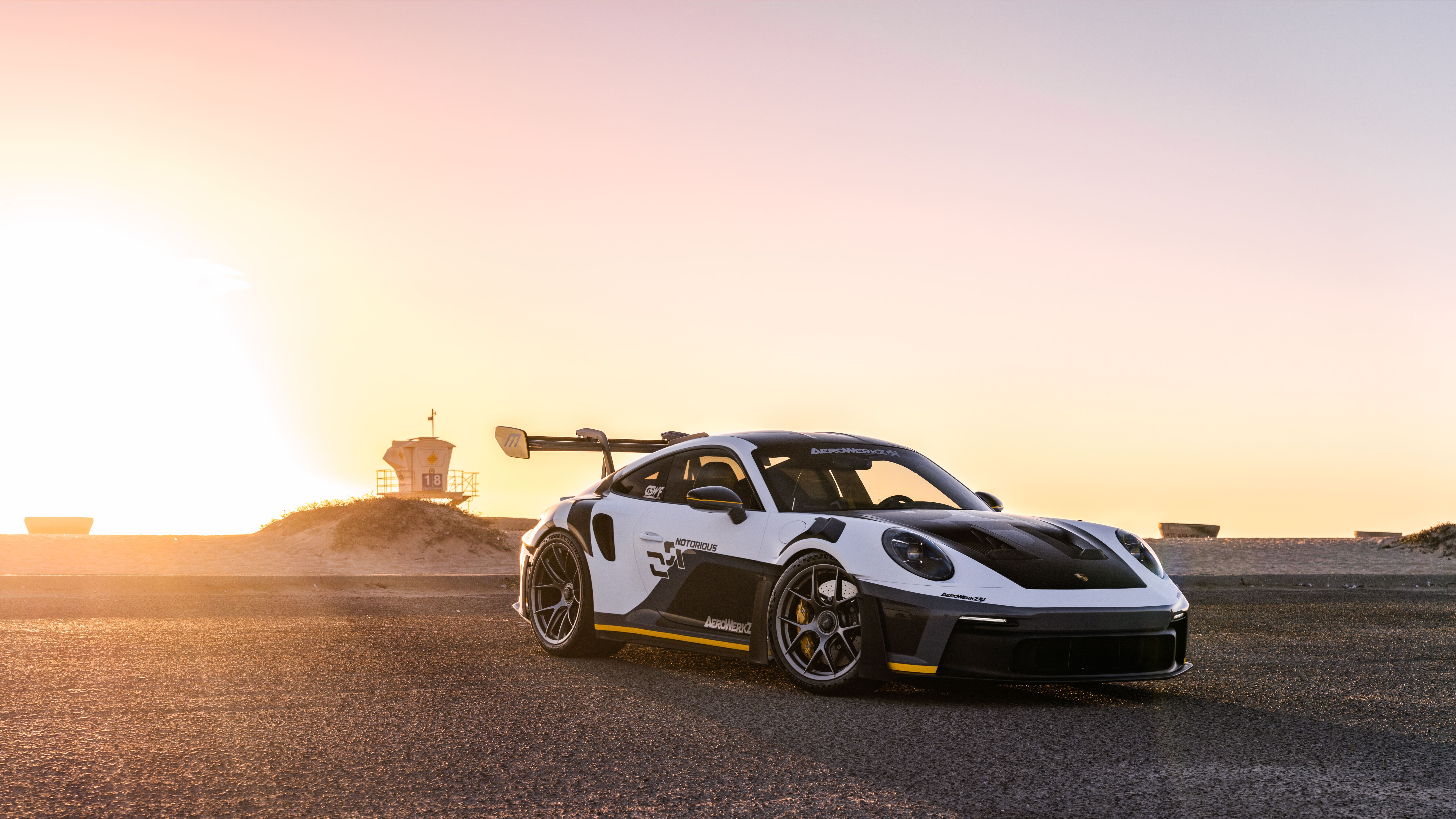 Высокопроизводительный спортивный автомобиль Porsche GT3 RS с агрессивным аэродинамическим обвесом и большим задним спойлером.