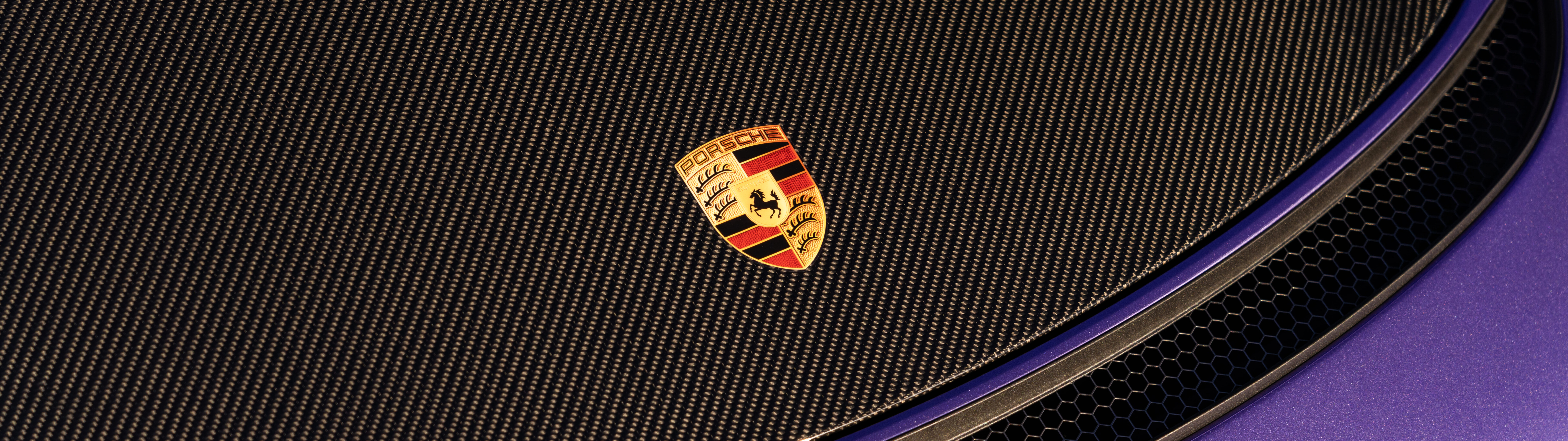 Высокопроизводительный спортивный автомобиль Porsche GT3 RS, демонстрирующий свои аэродинамические характеристики и агрессивный дизайн.