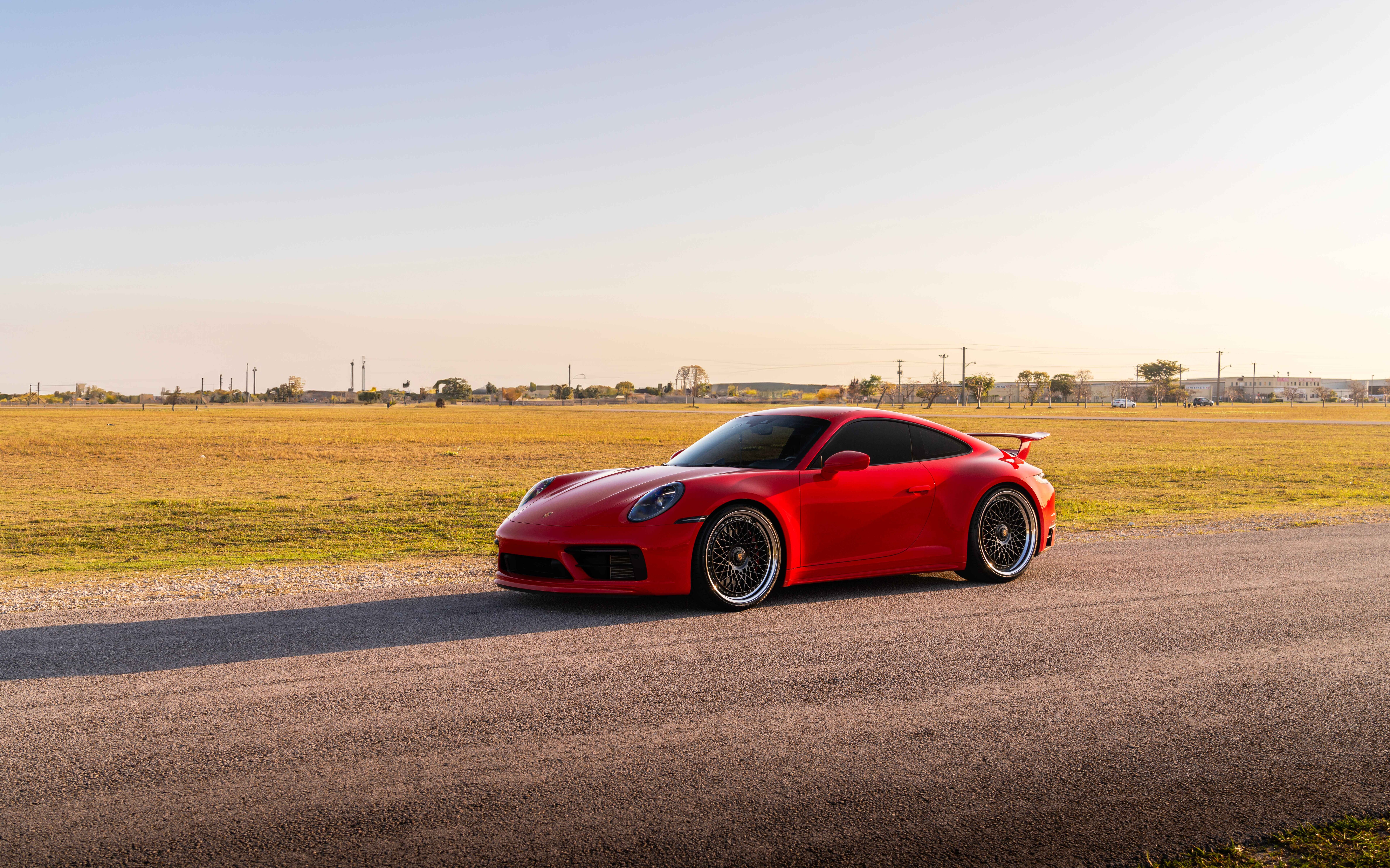 Элегантный и мощный спортивный автомобиль Porsche 992 GTS, отличающийся современным аэродинамическим дизайном и роскошным оформлением.