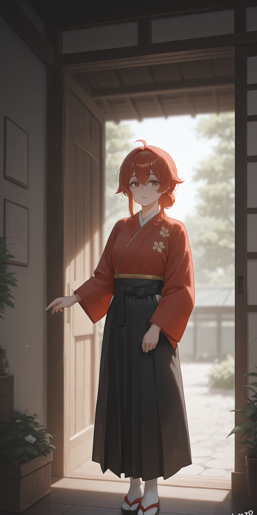 Молодая девушка в стиле аниме, с длинными светлыми волосами, одетая в длинное белое платье, стоит перед тёмно-зелёной дверью. В руках она держит какой-то предмет, а по обе стороны от неё, под ярким солнечным небом, стоят два больших растения в горшках.