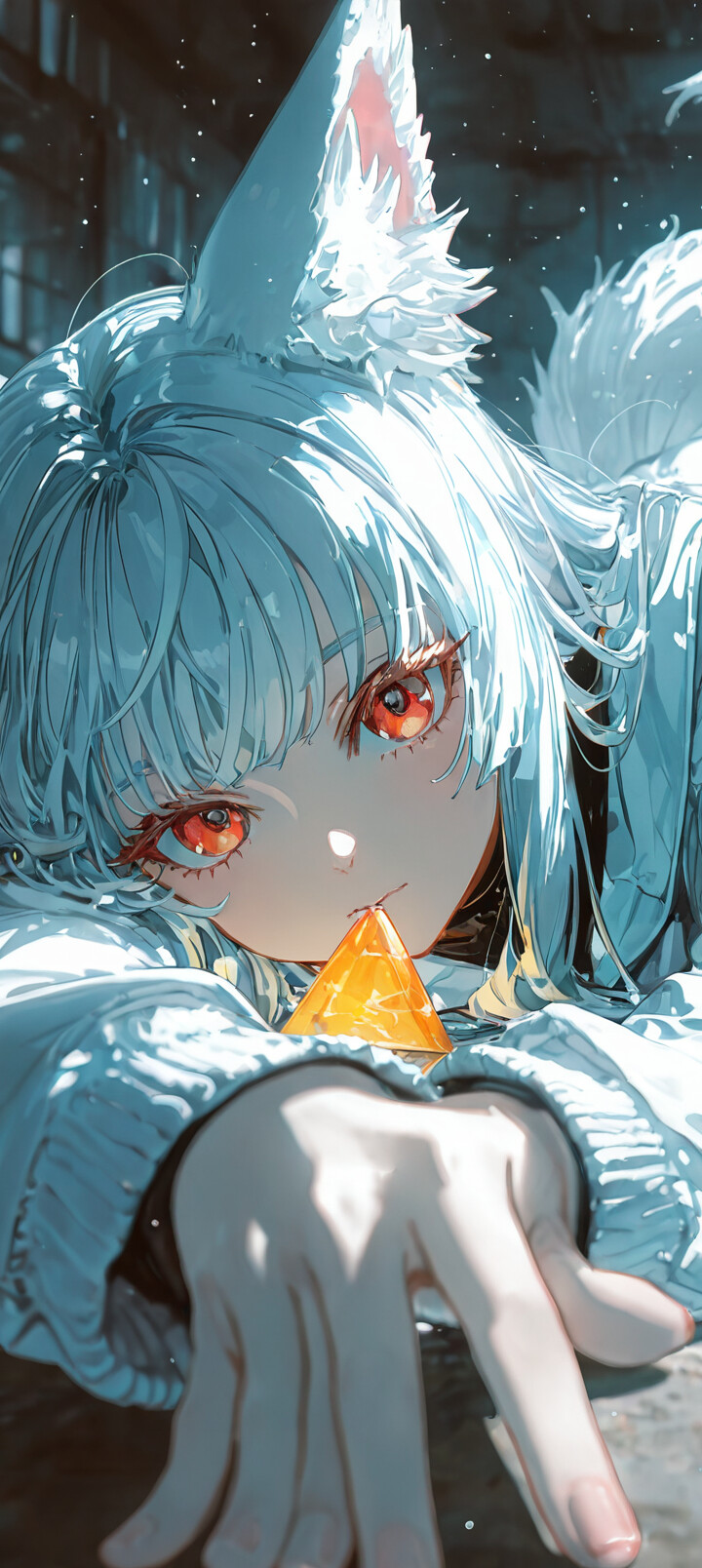 Крупный план цифровой картины, изображающей стилизованную белую и серую лису с ярко-оранжевыми, светящимися глазами и выразительным взглядом. Оранжевый свет исходит изнутри её ушей и пасти, а на размытом синем фоне всё это выглядит особенно эффектно.